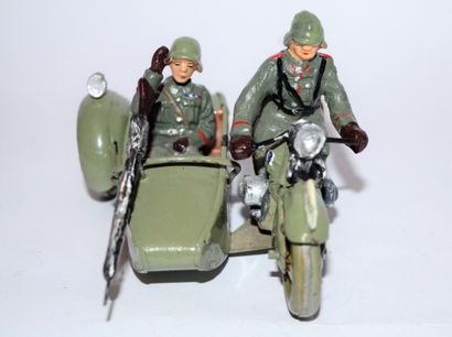 ELASTOLIN ELASTOLIN : Side car de la Wehrmacht en tôle, avec 2 figurines. Peinture...