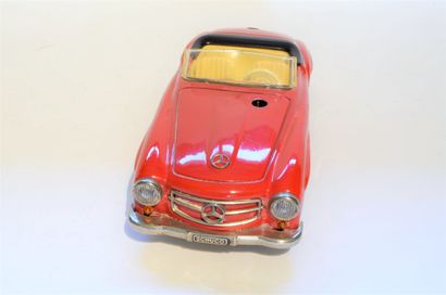 SCHUCO SCHUCO 2095 Mercedes en tôle rouge, mécanique, à téléguidage; lg 21cm (E)