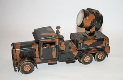TIPPCO : camion mécanique militaire en tôle, avec projecteur anti-aérien, en bon état. Produit en Allemagne dans les années 30. Dimensions
