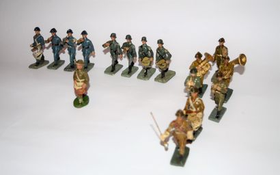 DURSO DURSO (15) et SOLIDO (1) : 16 figurines de fanfare militaire au défilé en composition,...