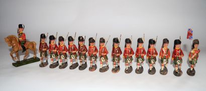 ELASTOLIN ELASTOLIN : 34 soldats Anglais en composition (Ecossais, infanterie, fanfare),...
