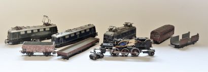 MÄRKLIN épaves locos et wagons
- 4 locomotives...