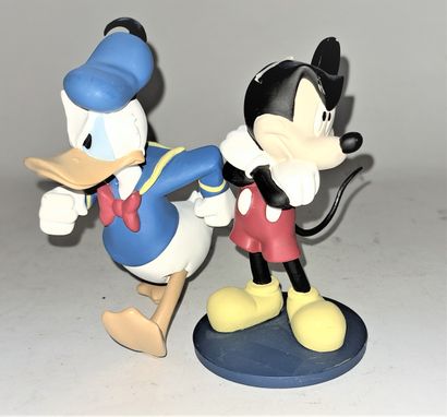 null Mickey et Donald en résine. Manque une oreille à mickey, Donald sans socle....