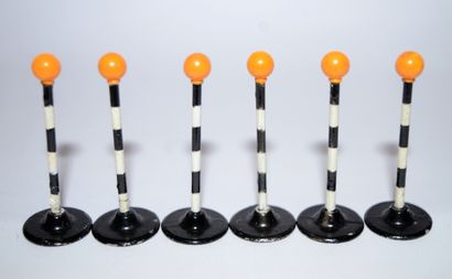 DINKY DINKY TOYS 777 : 12 Belisha Beacon, 6 avec base blanche, 6 avec base noire....