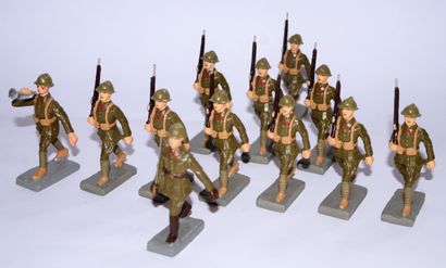 DURSO DURSO tardif : 12 figurines en composition de l'infanterie Fançaise, vers 1940....