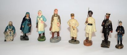 8 figurines en composition, dont 4 infirmières....