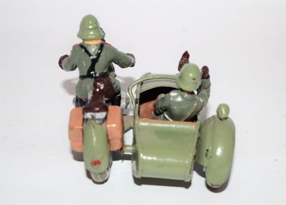 ELASTOLIN ELASTOLIN : Side car de la Wehrmacht en tôle, avec 2 figurines. Peinture...