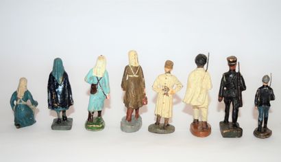 null 8 figurines en composition, dont 4 infirmières. Différents fabricants (G.J,...