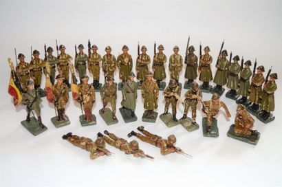 DURSO DURSO : 31 figurines de soldats Belges au défilé, au fixe et au feu, dont 3...