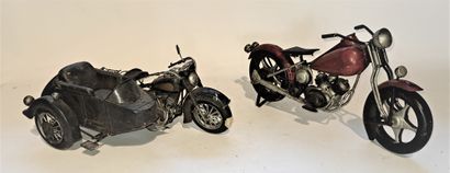 null Maquettes (2) une moto et d'un side-car en tôle, lg 26.5cm & 32cm