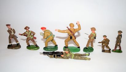 null Ensemble de 6 figurines en composition et 2 en plomb. Soldats en action, différentes...