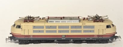 MÄRKLIN MÄRKLIN (9) locomotives and wagons
- CC TEE in cream and red works worn paint...