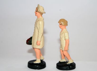 MB M.B : 2 figurines en composition représentant la princesse Joséphine Charlotte...