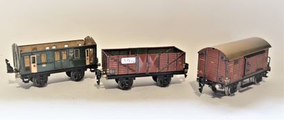 MARKLIN MÄRKLIN (3) wagons, O gauge
- 17910, closed brown, 2 axles, 18.5cm brakeman's...