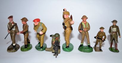 null Ensemble de 6 figurines en composition et 2 en plomb. Soldats en action, différentes...