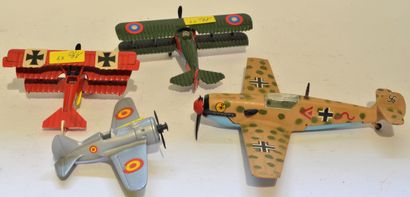 null Petit Ensemble Avions de guerre (4):
DINKY TOYS - Messerschmitt BF109E - Angleterre
EDISON...