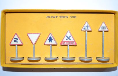 DINKY DINKY TOYS 590 : 6 panneaux de signalisation, en boite avec notice. Parfait...