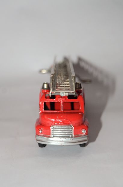DINKY DINKY TOYS 956 : Bedford Turntable Fire Escape, en boite avec sa calle intérieure....
