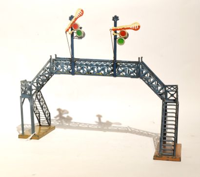 MARKLIN MÄRKLIN footbridge in blue-painted sheet metal, with two handrails, two semaphores,...