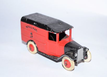 DINKY DINKY TOYS 34 B : Royal Mail Van, in trade box. Some paint chips, white tires....