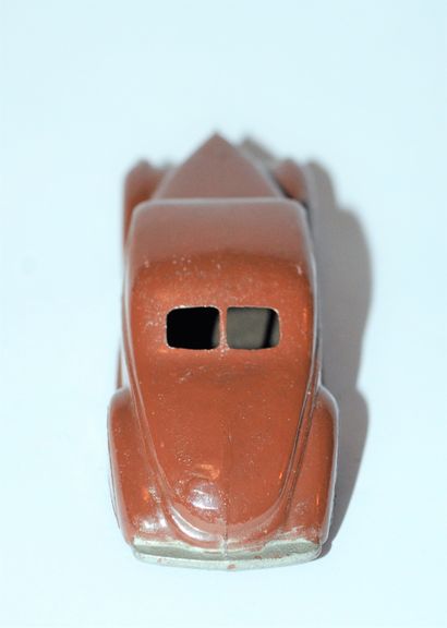 DINKY DINKY TOYS 39 C : Lincoln Zephyr Coupé, brown with black wheels and tires....