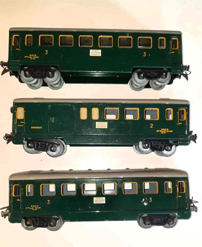 HORNBY HORNBY O Gap: (3) passenger cars, 4 axles, 25.5cm (G)
- 2 green cars, 3rd...