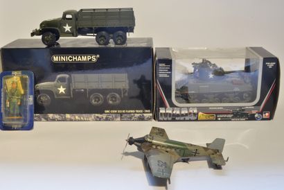 null Set of 4 military items:
- Mark toy, American tank "M4A3", diecast, battery...