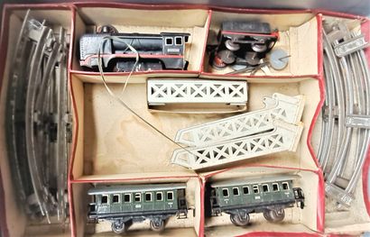 DISTLER DISTLER gap O train box, locomotive 020 tender, two cars and track, wide...