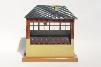 MAR MÄRKLIN (1930/37) réf 13728/8 building with (8) push buttons, in light brown...