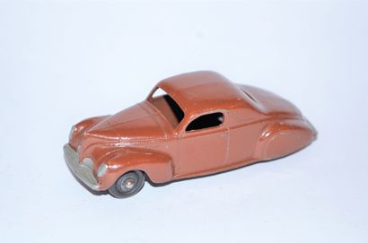 DINKY DINKY TOYS 39 C : Lincoln Zephyr Coupé, brown with black wheels and tires....