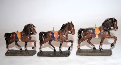 ELASTOLIN ELASTOLIN : 3 chevaux avec selles bleus, en composition. Années 40. Bon...