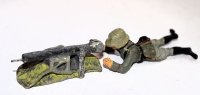 ELASTOLIN ELASTOLIN : Soldat Allemand avec sa mitrailleuse, en 2 pièces, en composition....