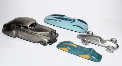 null Lot de 4 voitures:
-DANBURY MINT: Pierce Silver Arrow de 1933 en étain moulé...