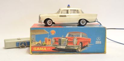 GAMA GAMA réf 475 4, Mercedes de police, plastique blanc, moteur à batterie filooguidé,...