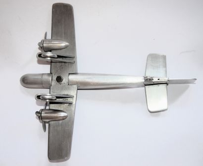 null DURANA : Monoplan bimoteur en aluminium poli, longueur: 28 cm, envergure: 25...
