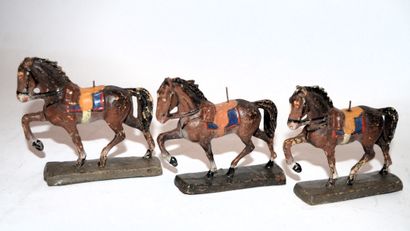 ELASTOLIN ELASTOLIN : 3 chevaux avec selles bleus, en composition. Années 40. Bon...