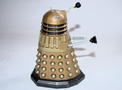 null DALEK IMAGE : Robot de la série TV "Docteur Who", métal et plastique. Hauteur:...