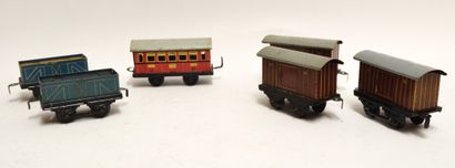 null Germany (6) wagons en écart O : une voiture voyageurs rouge - 3x wagons fermés...