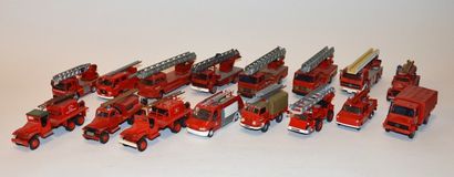 null VEHICULES ECHELLE DE POMPIERS (16) : 

- SIBUR GMC - GMC cckw 355

 - SOLIDO...