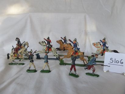 null Plats de Nuremberg : Dix figurines de tailles différentes, dont six cavaliers...