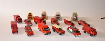 null Ensemble de 16 véhicules de pompier
HONGWELL: Ford Transit
DINKY TOYS: Range...