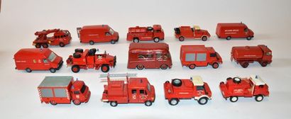 null Ensemble de 14 véhicules de pompier
OLD CARS: trois camion UNIC Iveco, camion...