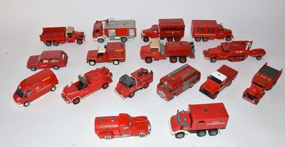 null Lot de 16 véhicules de pompier dont:

SOLIDO : Berliet 4x4, Dodge 1950, 4 GMC,...