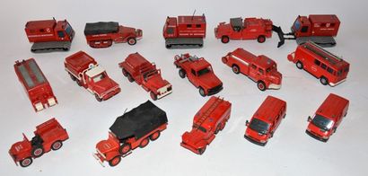 null Lot de 16 véhicules de pompier dont:

SOLIDO : GMC, Dodge 6x6 T223 WC 63, Half...