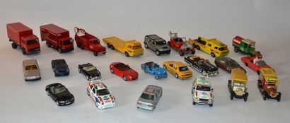 null Lot de 23 voitures diverses dont:

MATCHBOX : Fire Chief, K7 Racing car transport,...