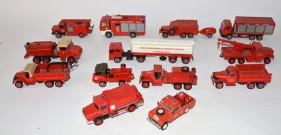 null Lot de 13 véhicules de pompier dont:

SIKU : Camion MAN, 

SOLIDO : GMC "Secours...