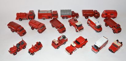 null Lot de 17 véhicules de pompier dont :

NOREV : Saviem camion citerne, 

SOLIDO...