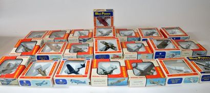 null Lot de 19 petits avions Airfix/Bachmann vers 1970.