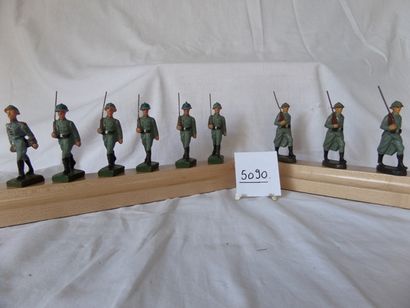 null Figurines en composition : Soldats en tenues bleu horizon ; 3 Elastolin en parfait...
