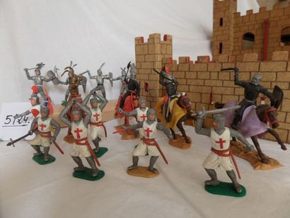null TIMPO: Quatre chevaliers en parfait état, et onze en état d’usage (dont 4 cavaliers)...